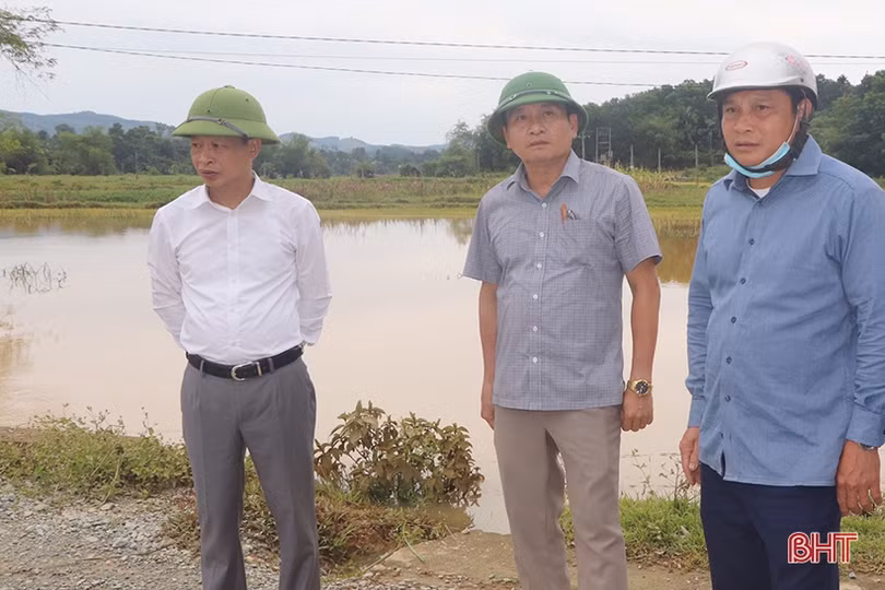 Tập trung giúp nông dân Vũ Quang tháo úng, thu hoạch lúa sau khi nước rút