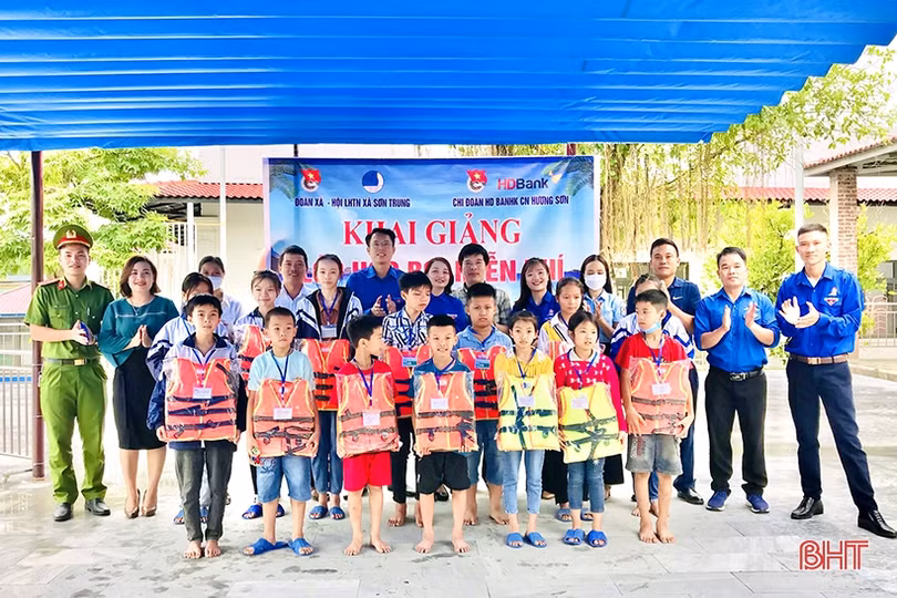 Mở lớp dạy bơi miễn phí cho trẻ em nghèo ở Hương Sơn