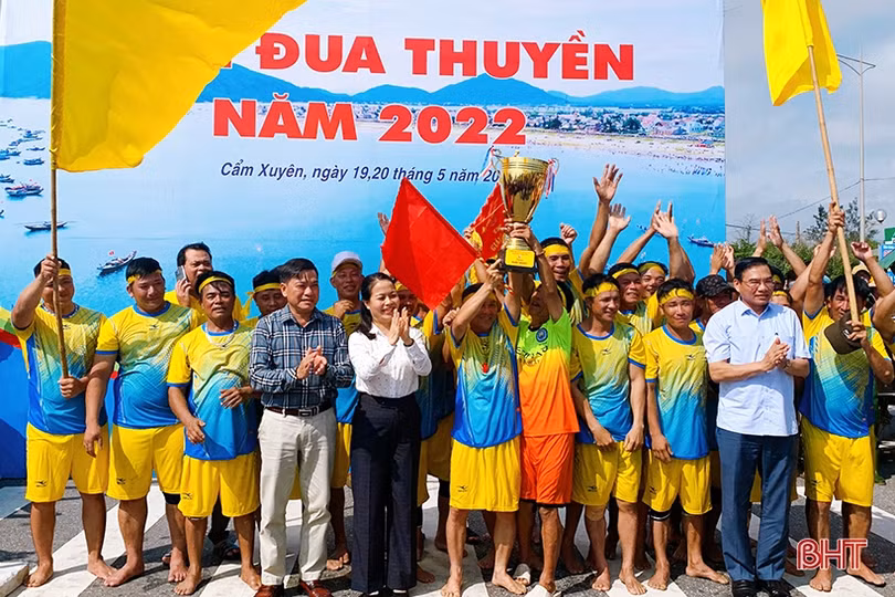 Cẩm Nhượng nhất Giải đua thuyền huyện Cẩm Xuyên