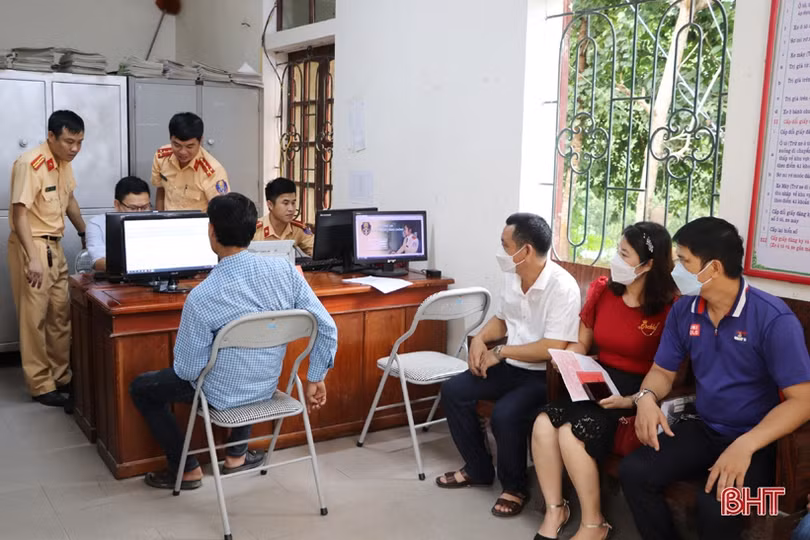 Người dân Hà Tĩnh phấn khởi làm thủ tục đăng ký, nhận biển số ôtô, xe máy ở công an cấp huyện, cấp xã