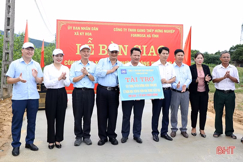 Formosa Hà Tĩnh bàn giao tuyến đường NTM trị giá hơn 1,6 tỷ đồng cho xã Kỳ Hoa