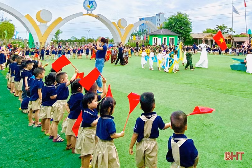 Thiếu nhi mầm non Trung Kiên với Bác Hồ kính yêu