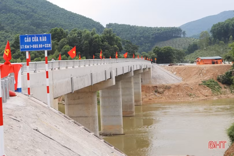 Vũ Quang khánh thành cầu Cửa Rào bắc qua sông Ngàn Trươi