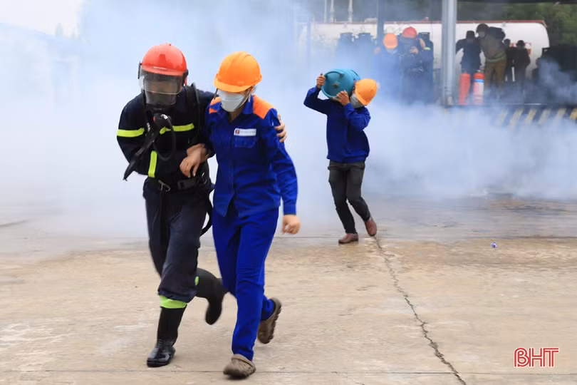 Diễn tập tình huống cháy tại Chi nhánh Gas Petrolimex Hà Tĩnh