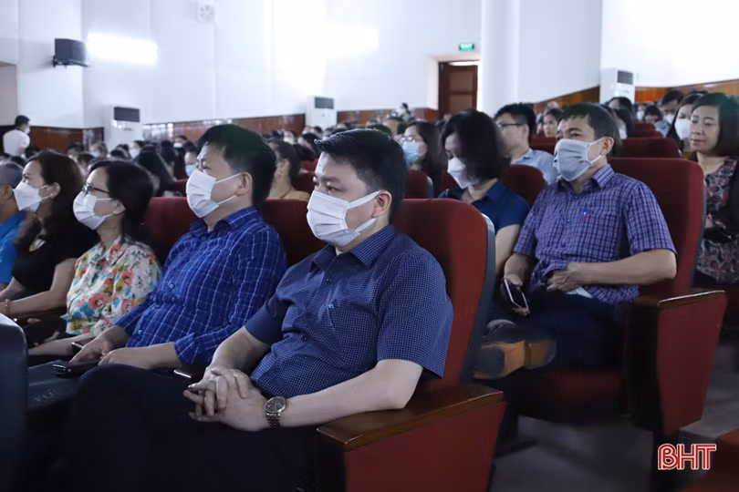 Trang bị kiến thức văn hóa công sở, đạo đức công vụ cho cán bộ, công chức Hà Tĩnh