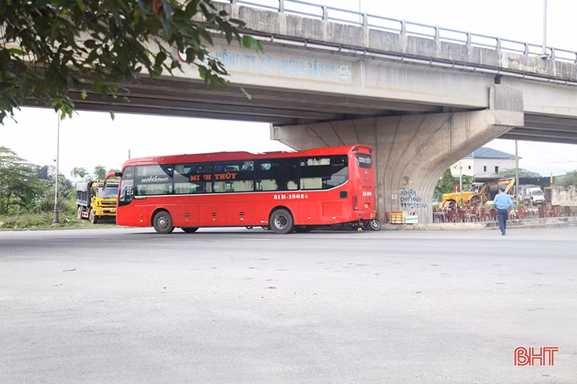 Vì sao khó xử lý triệt để tình trạng xe đón, trả khách sai quy định ở Hà Tĩnh?