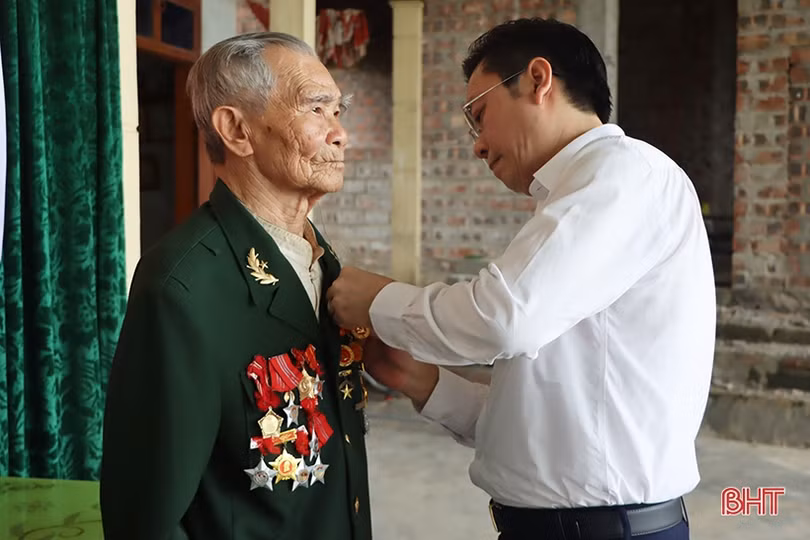 Cẩm Xuyên: 13 đảng viên được tặng Huy hiệu 75 năm tuổi Đảng dịp sinh nhật Bác Hồ