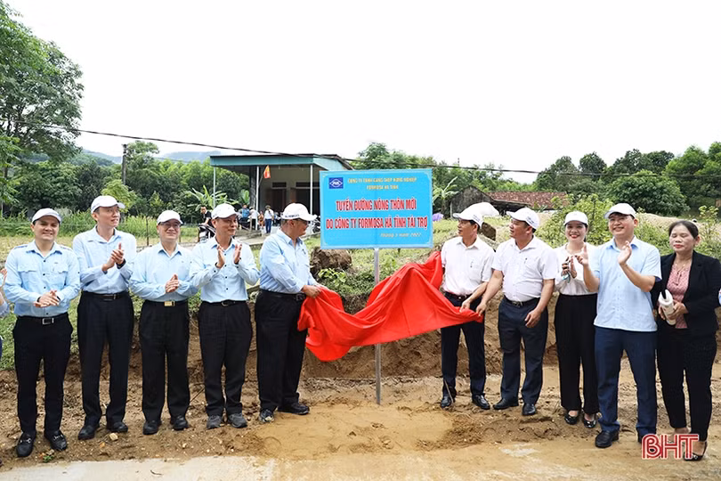 Formosa Hà Tĩnh bàn giao tuyến đường NTM trị giá hơn 1,6 tỷ đồng cho xã Kỳ Hoa