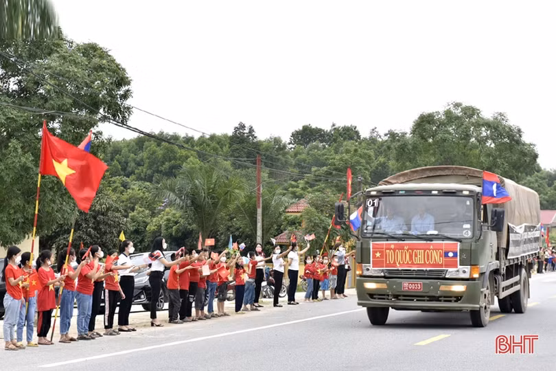 Xúc động hàng nghìn học sinh Hà Tĩnh chào đón các anh về với đất mẹ”