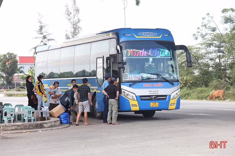 Vì sao khó xử lý triệt để tình trạng xe đón, trả khách sai quy định ở Hà Tĩnh?