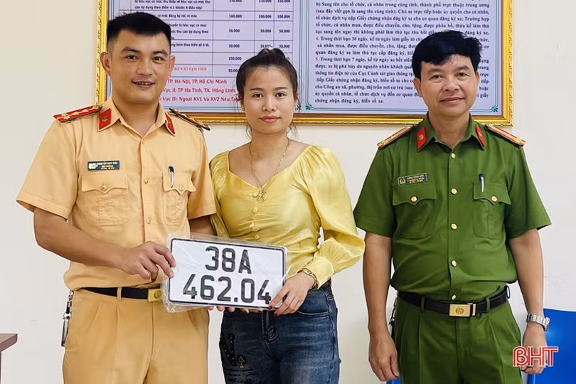 Người dân Hà Tĩnh phấn khởi làm thủ tục đăng ký, nhận biển số ôtô, xe máy ở công an cấp huyện, cấp xã