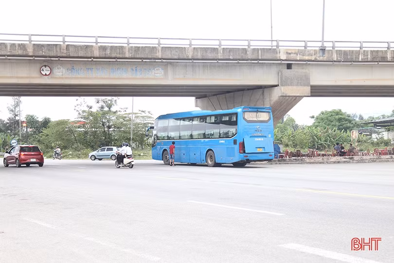 Vì sao khó xử lý triệt để tình trạng xe đón, trả khách sai quy định ở Hà Tĩnh?