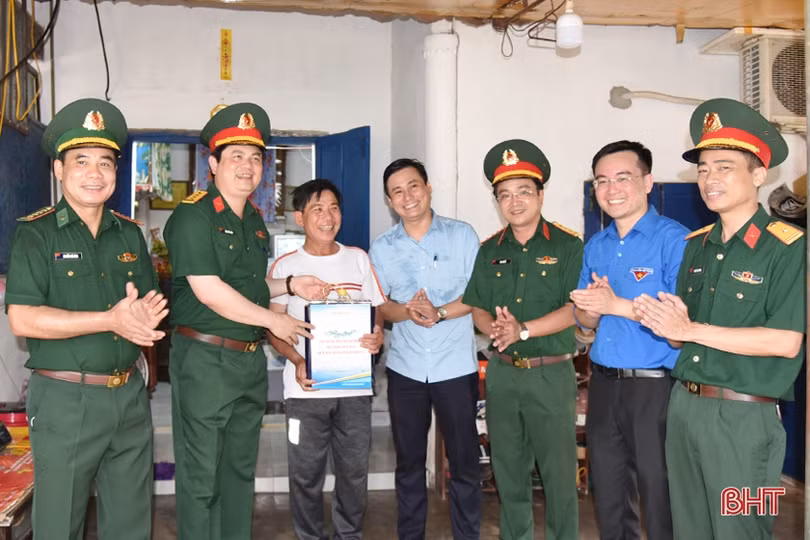 Chương trình “Tuổi trẻ với biển, đảo quê hương” trao nhiều phần quà ý nghĩa tại Lộc Hà
