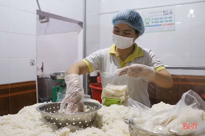 Nhiều cơ sở tiểu thủ công nghiệp ở TP Hà Tĩnh phải sản xuất... tại gia!