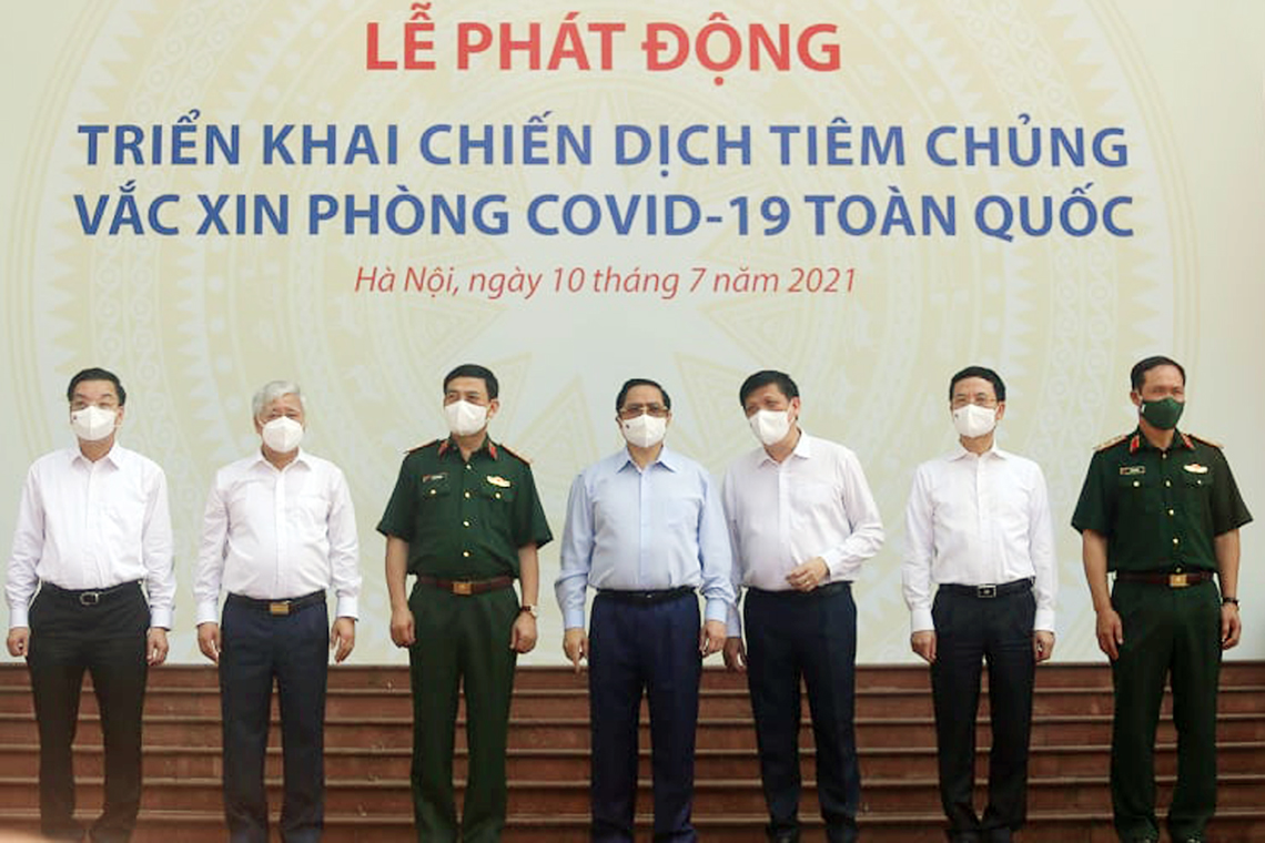 Đồng lòng thực hiện thành công chiến dịch tiêm vắc-xin lớn nhất lịch sử