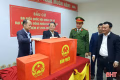 Phó Chủ tịch Quốc hội kiểm tra công tác bầu cử tại Vũng Áng