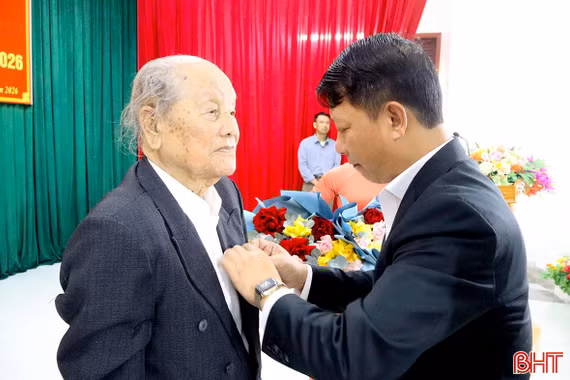 Gia Hanh trao tặng huy hiệu Đảng cho 26 đảng viên