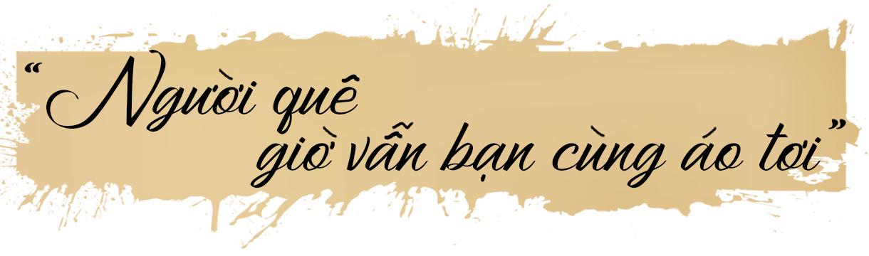 Emagazine: Cùng em khoác chiếc áo tơi ra đồng…