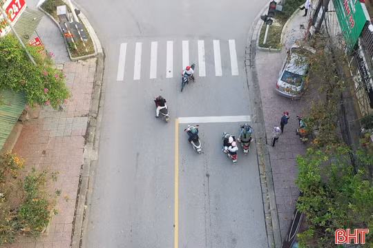 Ngang nhiên vượt đèn đỏ, đi sai làn tại giao lộ
