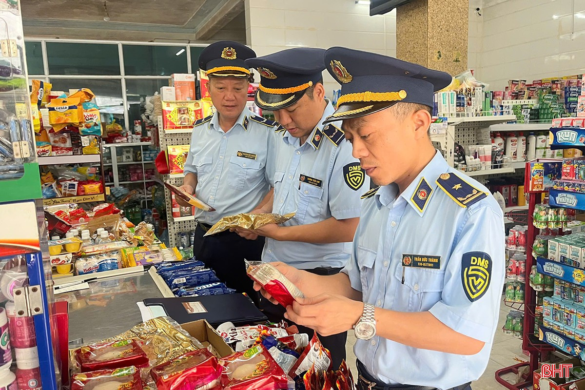 Lực lượng QLTT Hà Tĩnh tập trung kiểm tra các cửa hàng bán bánh trung thu trên địa bàn.