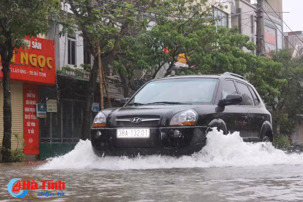 video mua lon duong pho ha tinh ngap nhu song