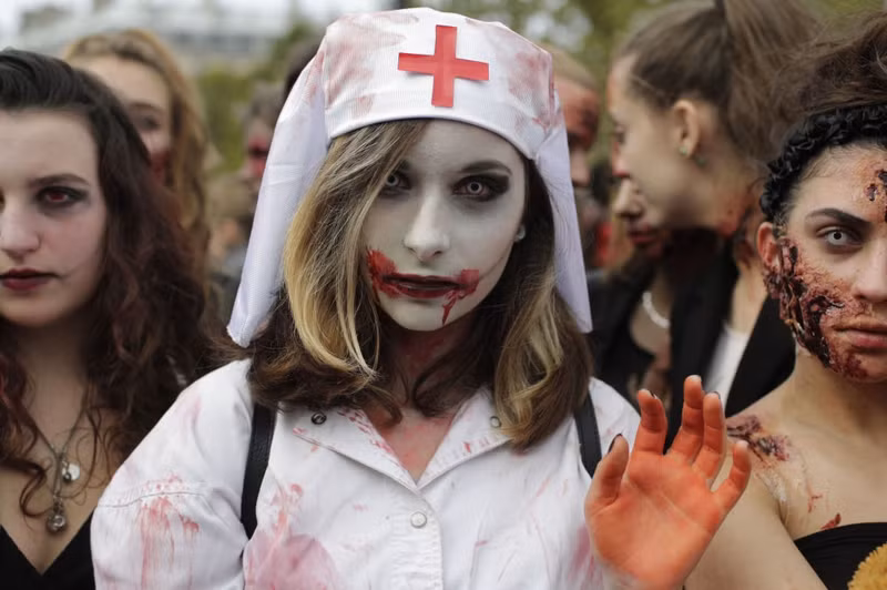 cuoc dieu hanh zombies kinh di tren duong pho paris