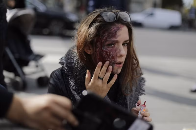cuoc dieu hanh zombies kinh di tren duong pho paris