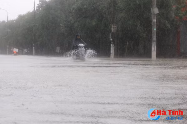 video mua lon duong pho ha tinh ngap nhu song