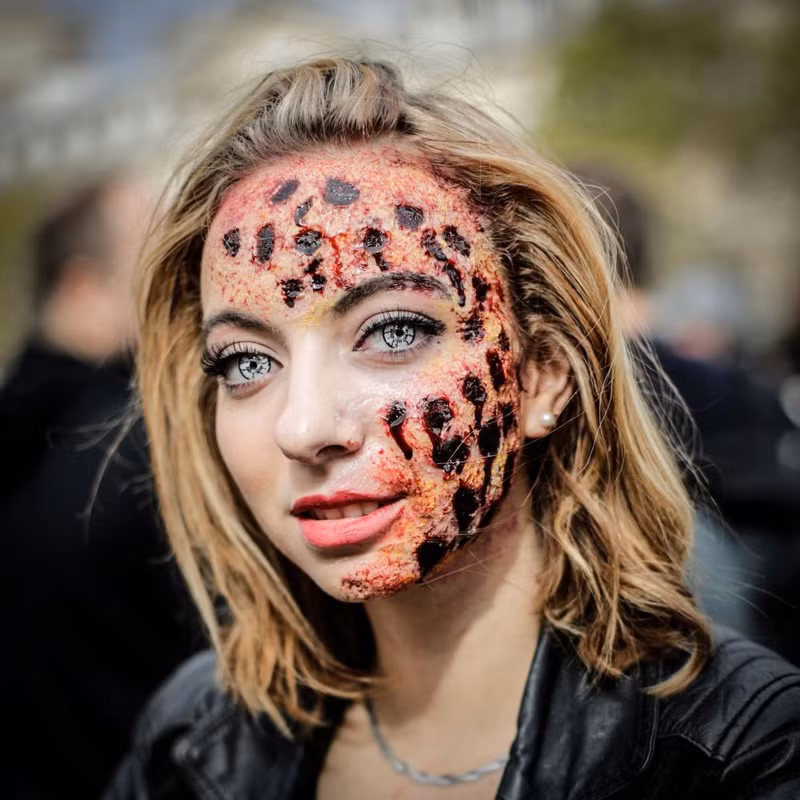 cuoc dieu hanh zombies kinh di tren duong pho paris