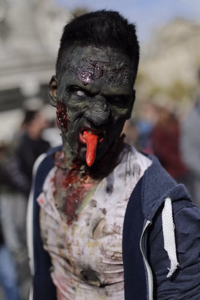 cuoc dieu hanh zombies kinh di tren duong pho paris