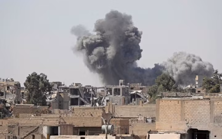 canh tan khoc dang so vi bom dan o raqqa trong cuoc chien chong is