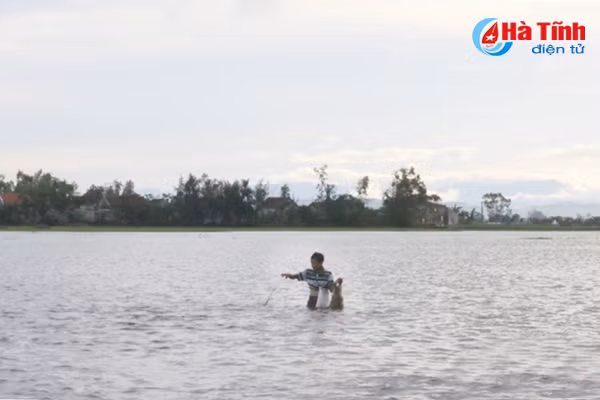 san loc troi tren dong nuoc lu