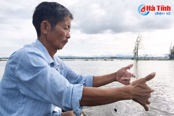 san loc troi tren dong nuoc lu