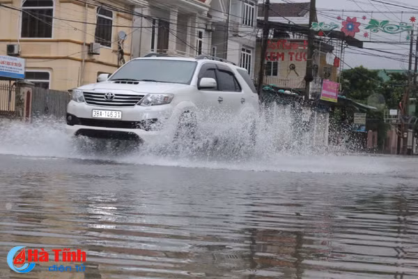video mua lon duong pho ha tinh ngap nhu song