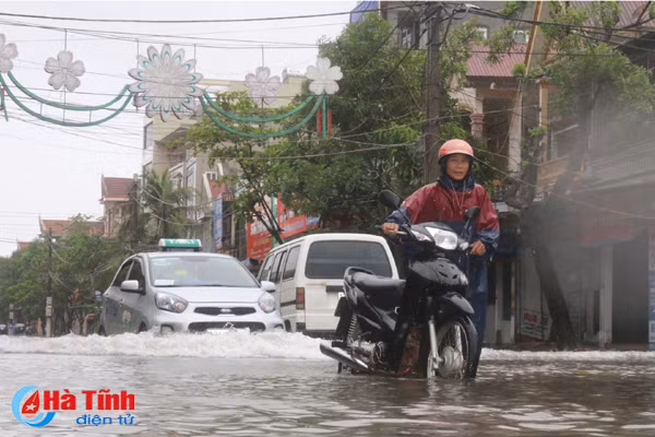 video mua lon duong pho ha tinh ngap nhu song
