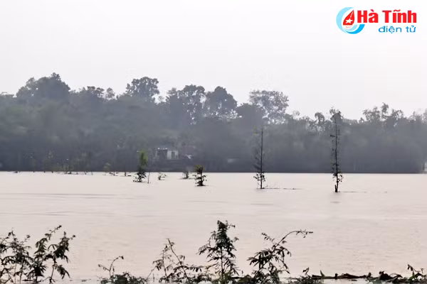 nuoc lu xuong cham hang ngan ho dan mien nui dang bi co lap