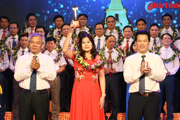 ha tinh ton vinh 55 doanh nghiep doanh nhan tieu bieu nam 2017