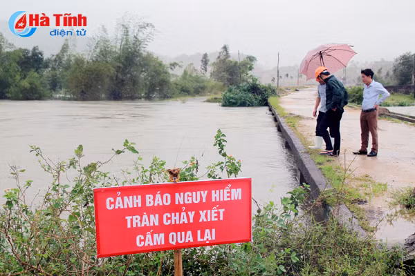 cap nhat nhieu dia ban ha tinh bi chia cat lo dat gay can tro giao thong