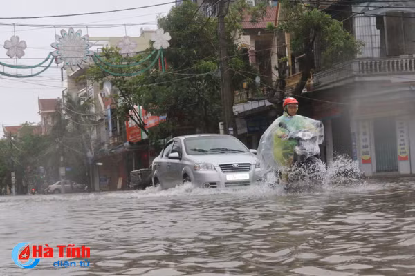video mua lon duong pho ha tinh ngap nhu song