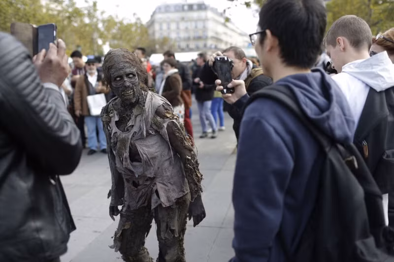 cuoc dieu hanh zombies kinh di tren duong pho paris
