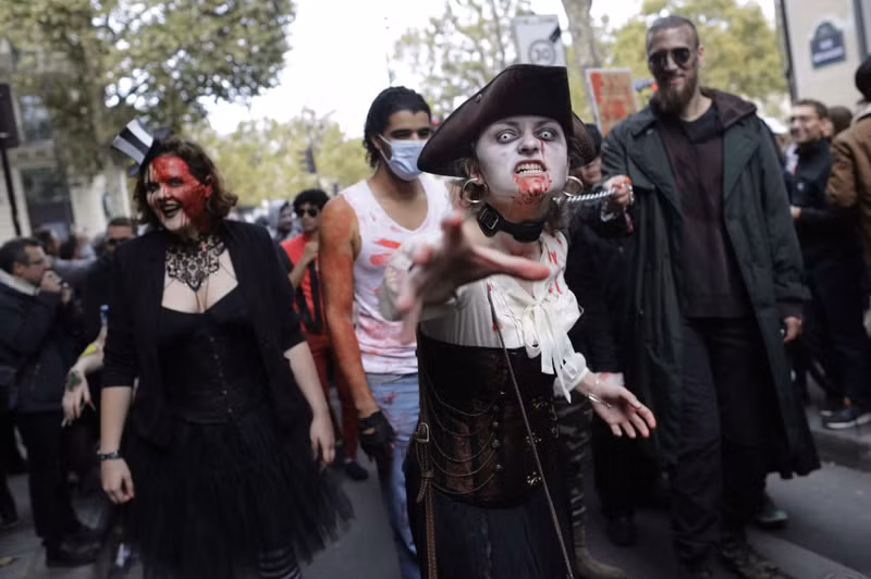 cuoc dieu hanh zombies kinh di tren duong pho paris