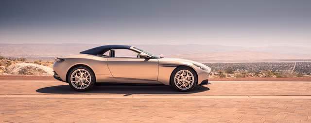 can canh ve dep xuat sac cua xe mui tran aston martin db11 volante moi