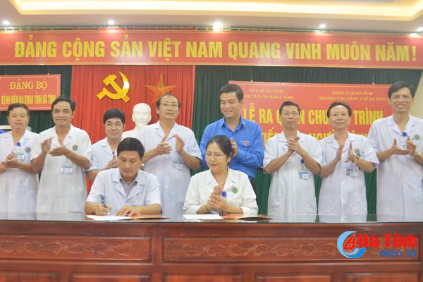 sinh vien truong y ha tinh tiep suc nguoi benh