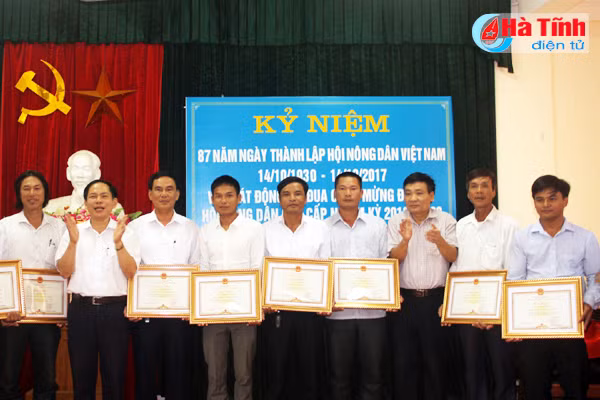 32 nong dan sx kd gioi nhan bang khen cua ubnd tinh