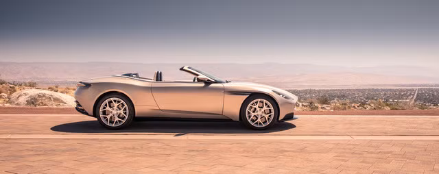 can canh ve dep xuat sac cua xe mui tran aston martin db11 volante moi