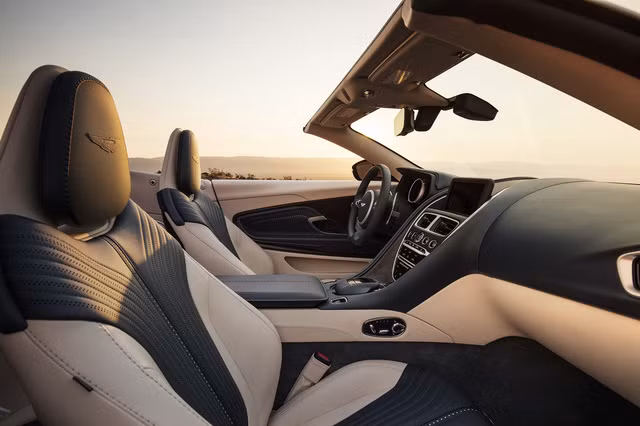 can canh ve dep xuat sac cua xe mui tran aston martin db11 volante moi