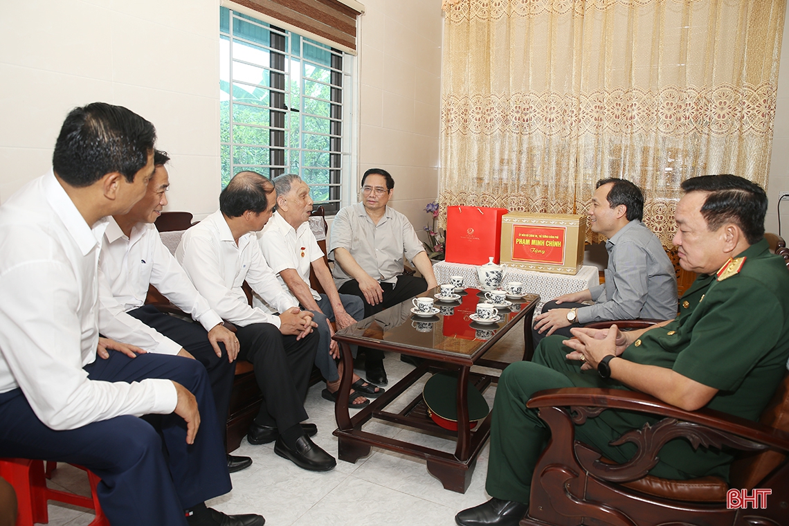 Thủ tướng Chính phủ dâng hương tại Ngã ba Đồng Lộc và thăm gia đình chính sách ở Hà Tĩnh
