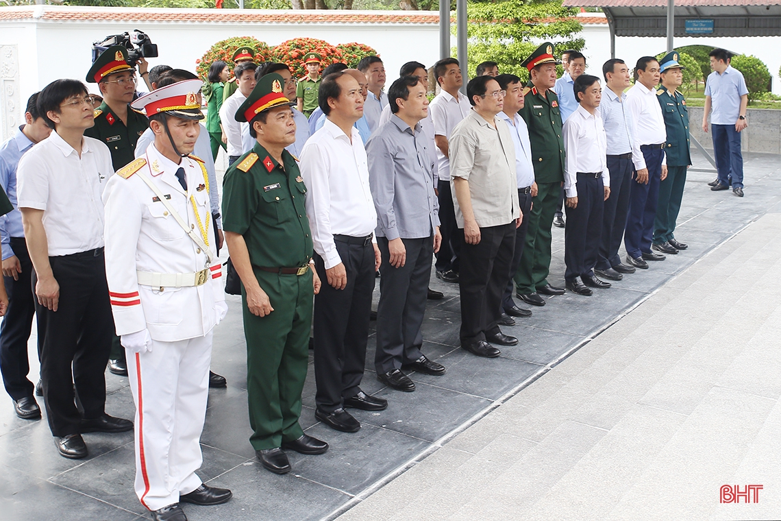 Thủ tướng Chính phủ dâng hương tại Ngã ba Đồng Lộc và thăm gia đình chính sách ở Hà Tĩnh