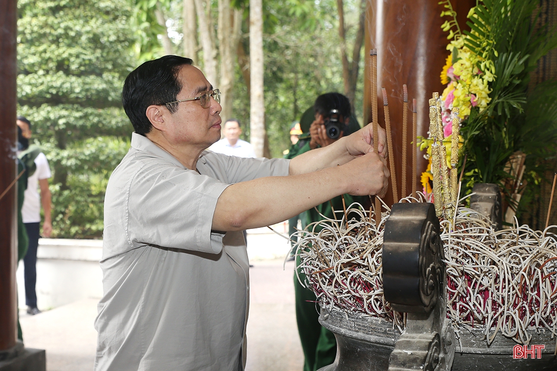 Thủ tướng Chính phủ dâng hương tại Ngã ba Đồng Lộc và thăm gia đình chính sách ở Hà Tĩnh