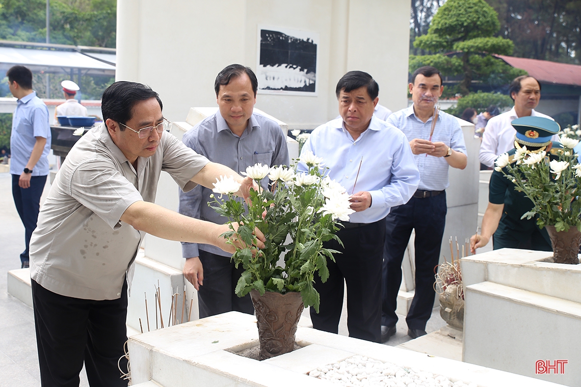 Thủ tướng Chính phủ dâng hương tại Ngã ba Đồng Lộc và thăm gia đình chính sách ở Hà Tĩnh